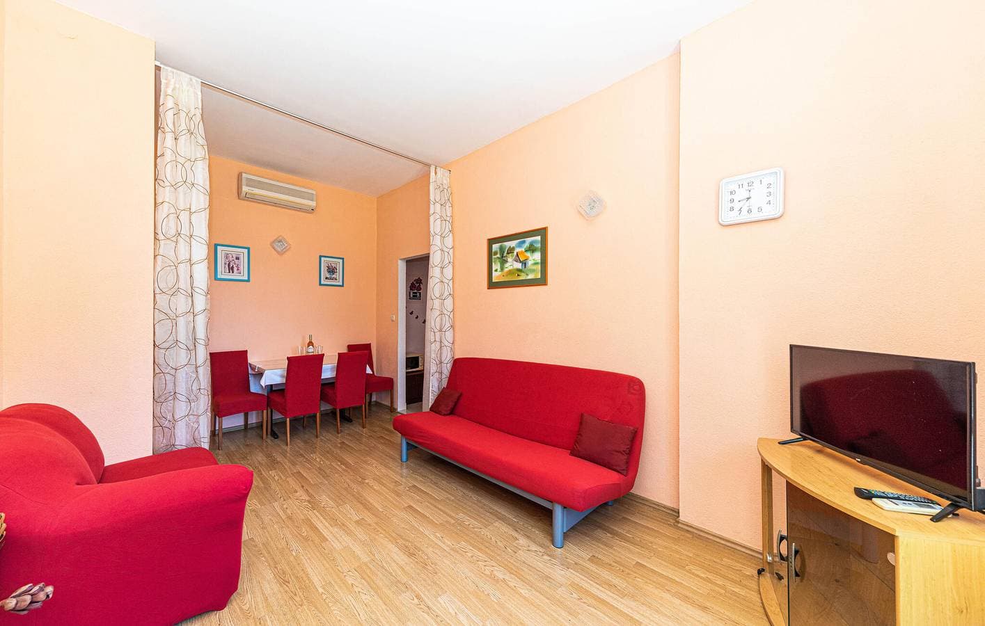Foto 5 von 22: Reizende Ferienwohnung in Makarska: 700 m bis zur Küste, WLAN, Parkplatz und mehr!
