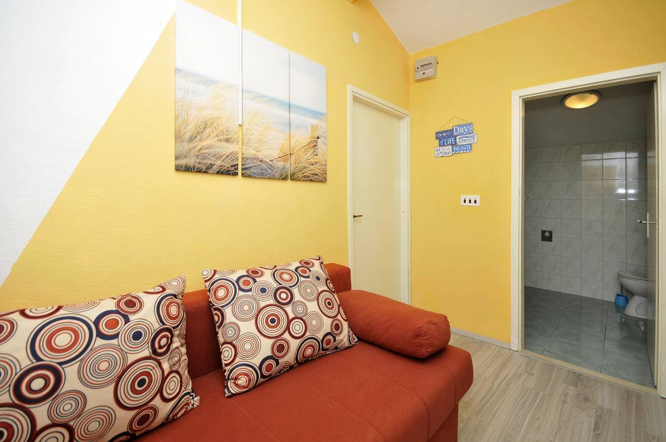Foto 8 von 16: 1-Zimmer-Ferienwohnung mit Terrasse und Meerblick Okrug Donji, Ciovo A-13732-a