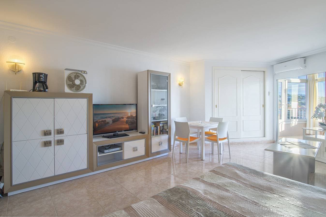 Foto 7 von 19: "Penthouse-Studio mit Meerblick" mit Meerblick und Pool