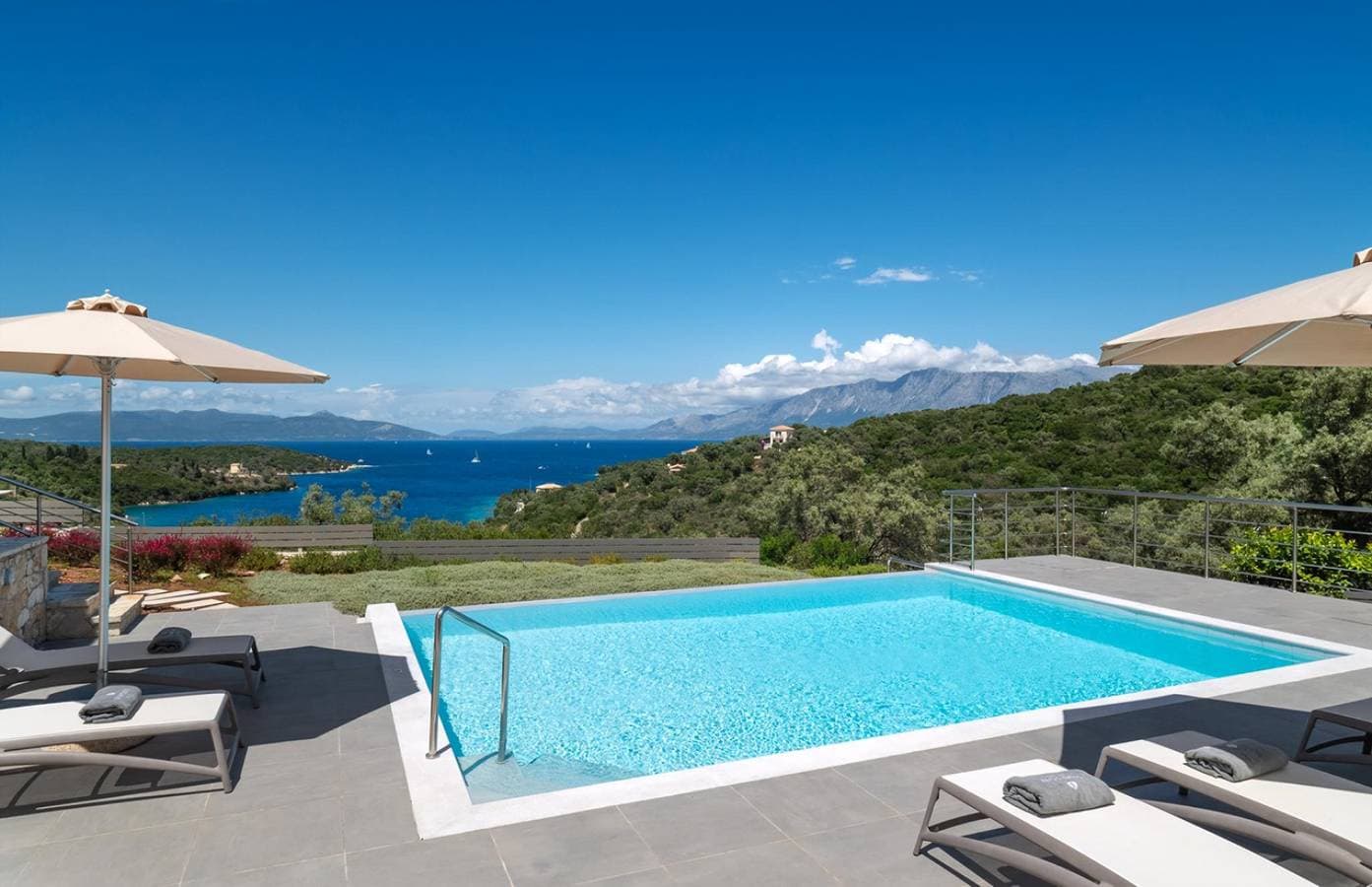 Foto 3 von 21: Stylish Contemporary Villa with Sea Views near Vathy Tavernas