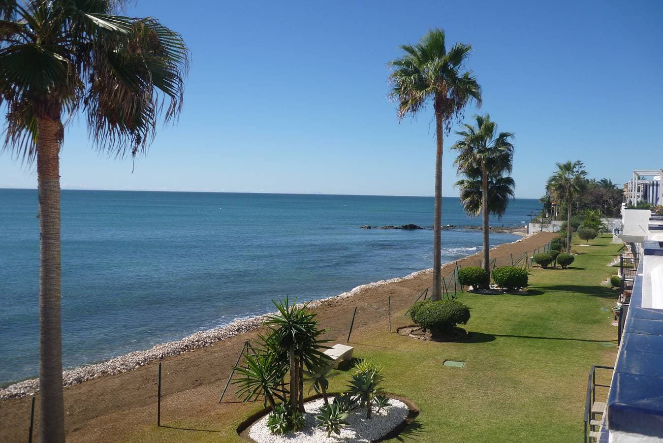 Foto 2 von 18: Fantastic Beachfront Apt El Faro - Arkadia Beach 8