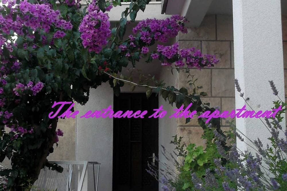 Foto 7 von 28: The apartment is located on the first floor of our house, 50 meters from the sea