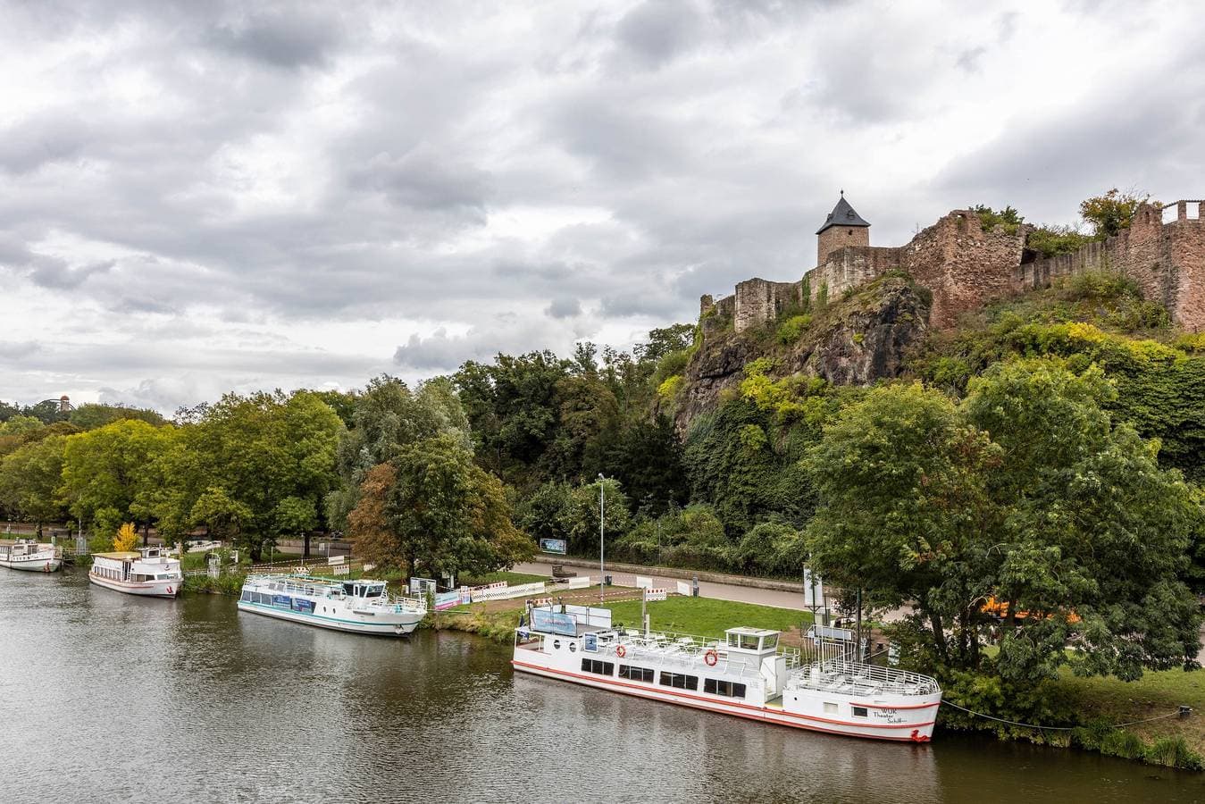 Foto 6 von 30: Ferienwohnung 'Saale Fewo Mit Burgblick' mit Seeblick, Gemeinschaftsgarten und Wi-Fi