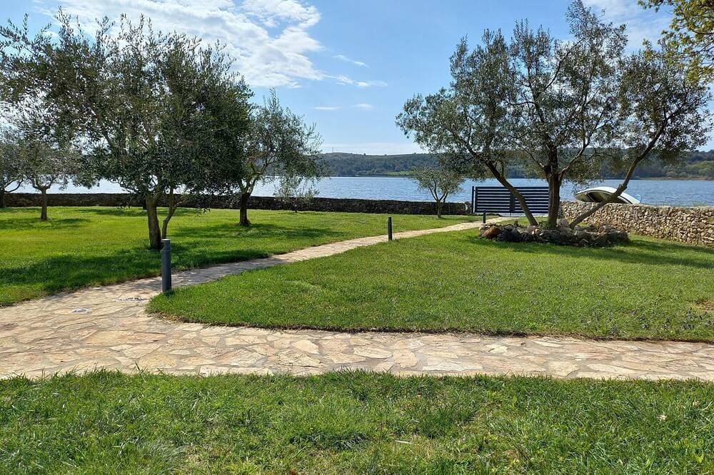 Foto 6 von 30: Beach House Beta a romantic hideaway  in olive grove by the sea, pool, jacuzzi