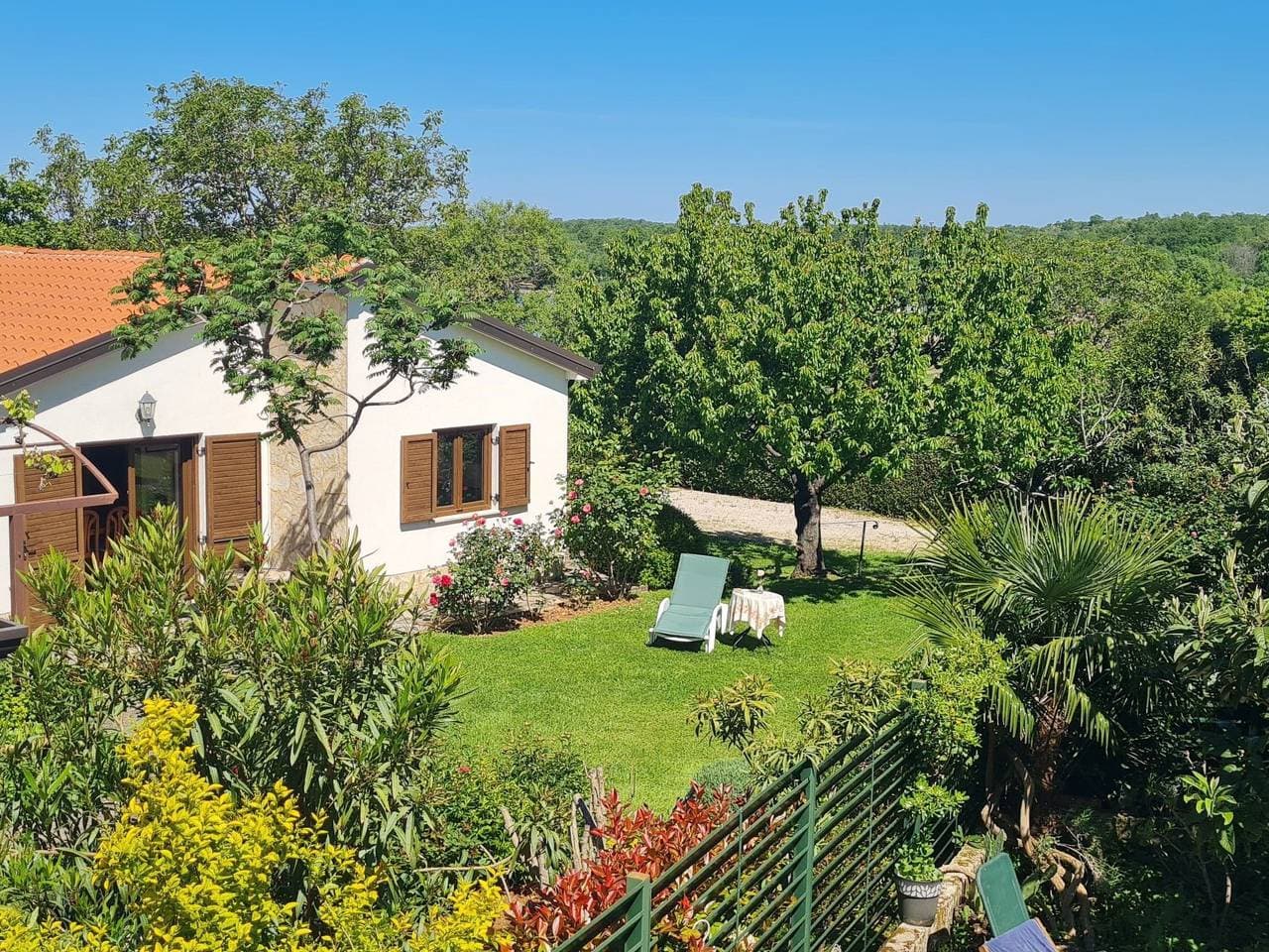 Freistehender Bungalow Perla mit Garten und Grill 1