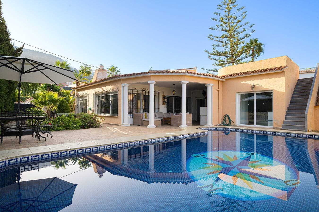 Foto 2 von 31: Villa Santana mit Bergblick, privatem Pool, Terrassen und WLAN