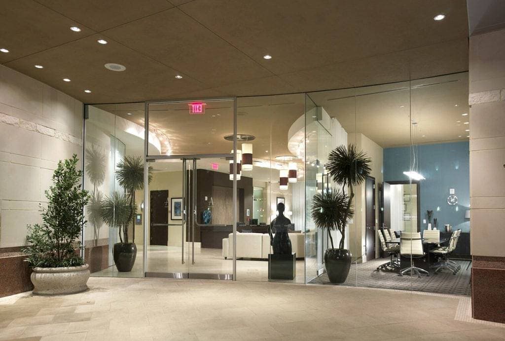Foto 3 von 30: Sleek Downtown 1Br w/ Gym, W/D & Deck, walk to 6th St bars, by Blueground