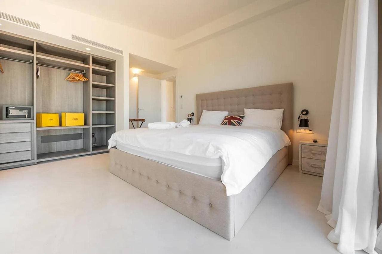 Foto 4 von 15: Six-Bedroom Villa