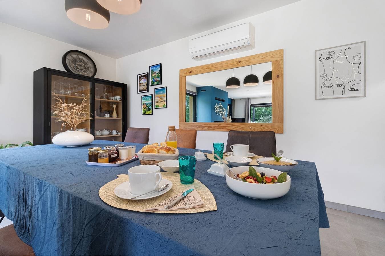 Foto 4 von 24: Gästezimmer „Au Cerf Blanc Suite Parentale“ mit Bergblick, WLAN und Klimaanlage
