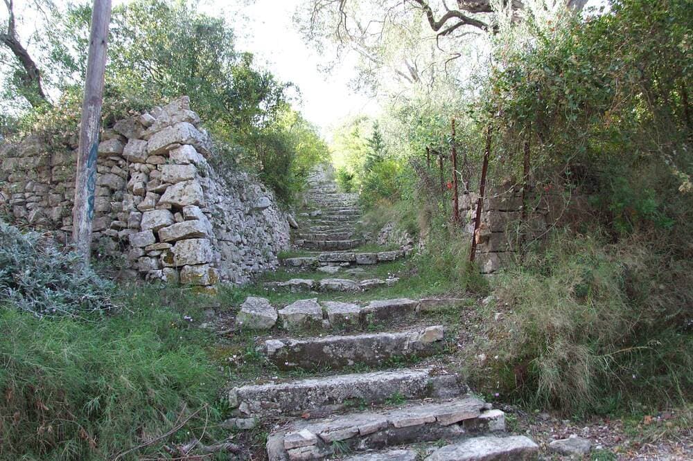 Foto 9 von 24: Ein schönes Steinhaus am Strand mit einem großen Garten und Hof in Lakka Paxos.