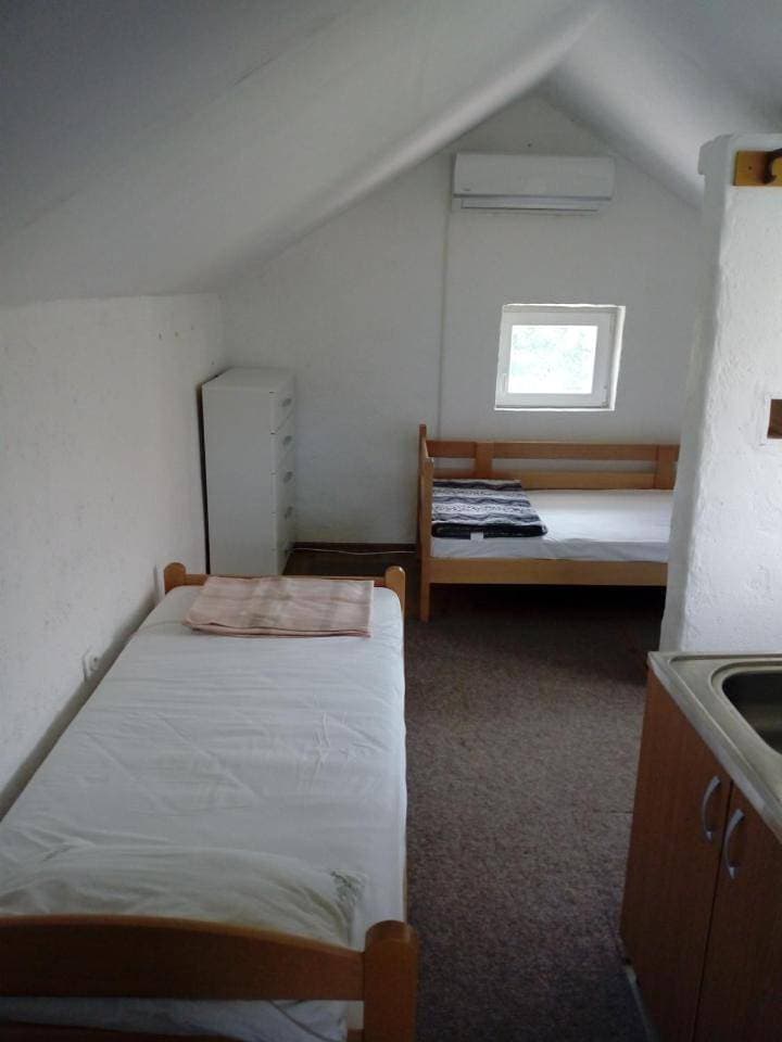 Foto 6 von 12: Twin Room with Shared Bathroom
