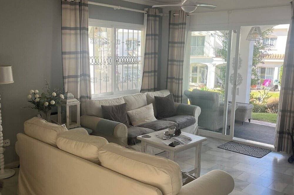 Foto 11 von 25: Lovely 3 bed 3 bath end villa with pool and beautiful port in Duquesa