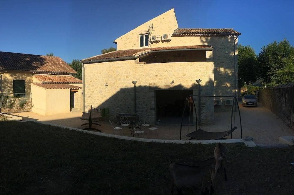 Foto 8 von 25: Steinerne Bastide mit Garten in der Mitte des Dorfes und neben dem Fluss