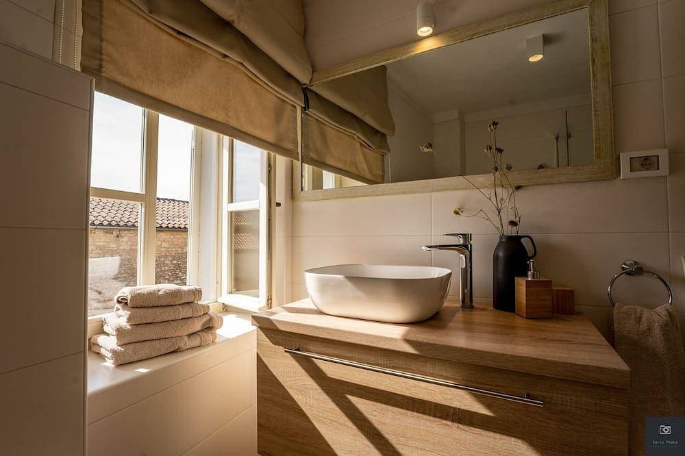 Foto 7 von 30: Cozy and modern remodeled Istrian villa with pool and a separate lounge area.