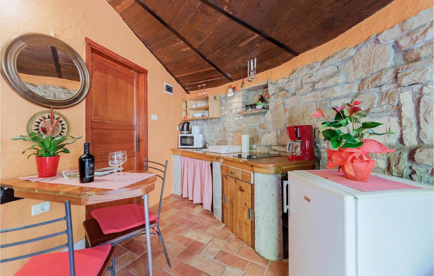 Foto 3 von 23: Charmante Ferienwohnung mit Terrasse, WLAN und Zugang zum Strand – der ideale Urlaubsort!