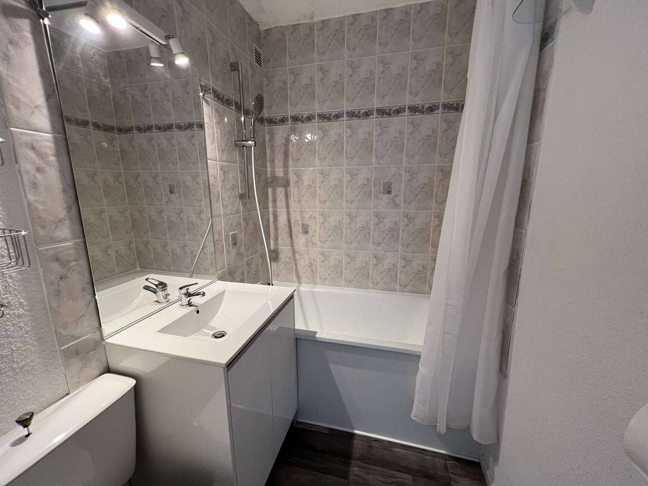 Foto 12 von 13: Studio für 4 - Pool, Parkplatz, Waschmaschine, In der Nähe von Geschäften