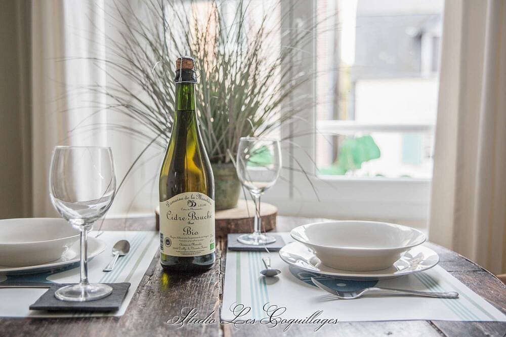 Foto 6 von 12: Romantic and comfy studio at the heart of Old Honfleur - Studio Les Coquillages ♥♥♥♥