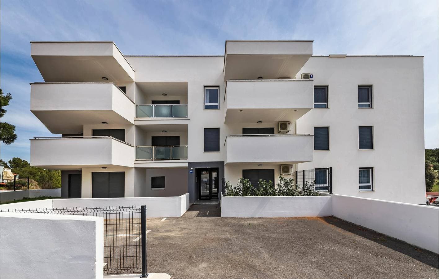 Foto 4 von 29: Gemütliche 1-Zimmer-Wohnung mit Terrasse, 1000 m vom Strand Bijela entfernt