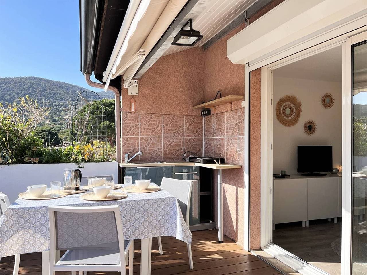 Foto 2 von 15: Klimatisierte 2-Zimmer-Wohnung mit Terrasse, Pool und WLAN, 4 Schlafplätze, Le Lavandou