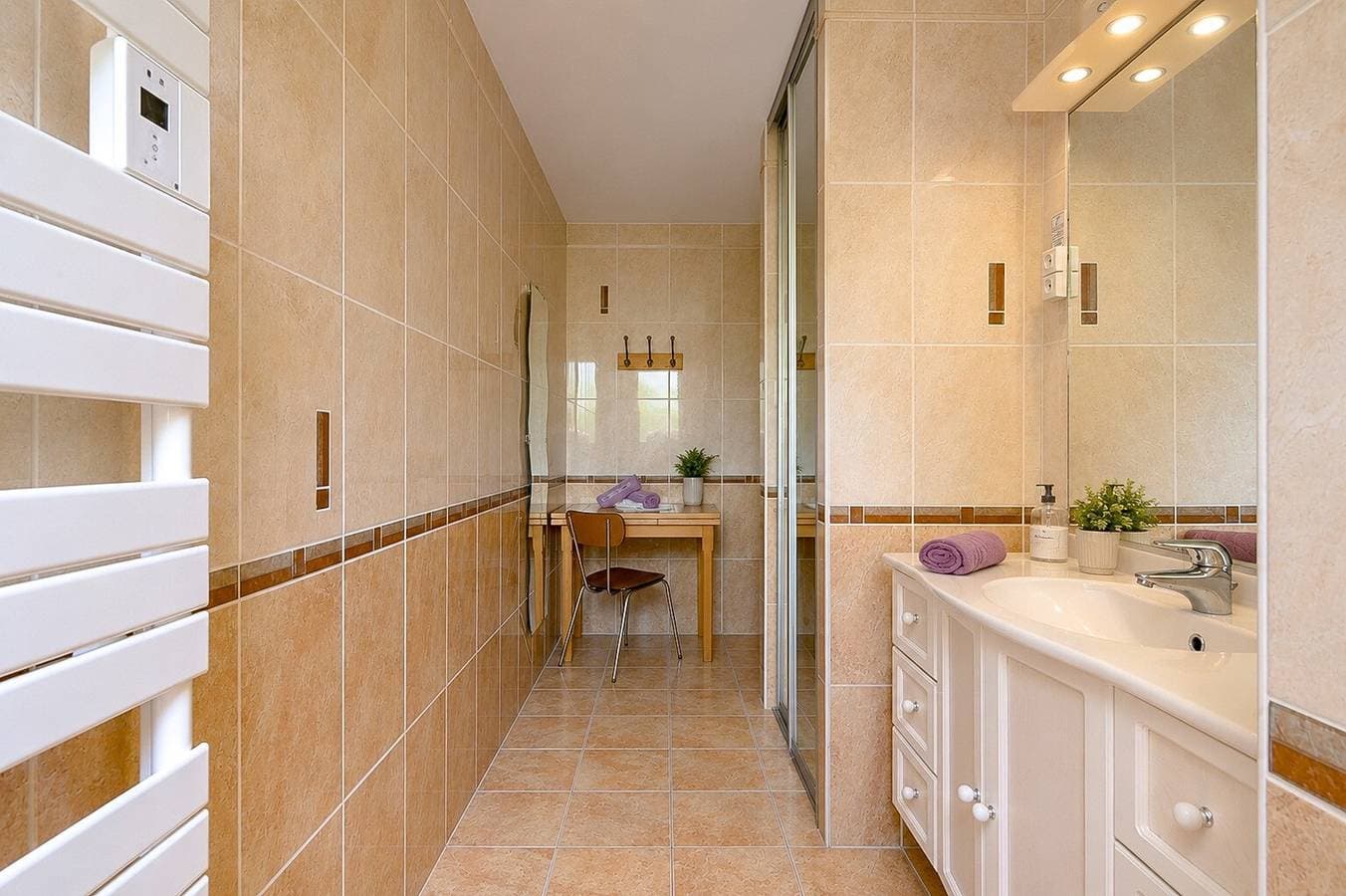 Foto 9 von 23: Gästezimmer 'Tromelin' mit privater Terrasse, WLAN und Ladestation für Elektrofahrzeuge