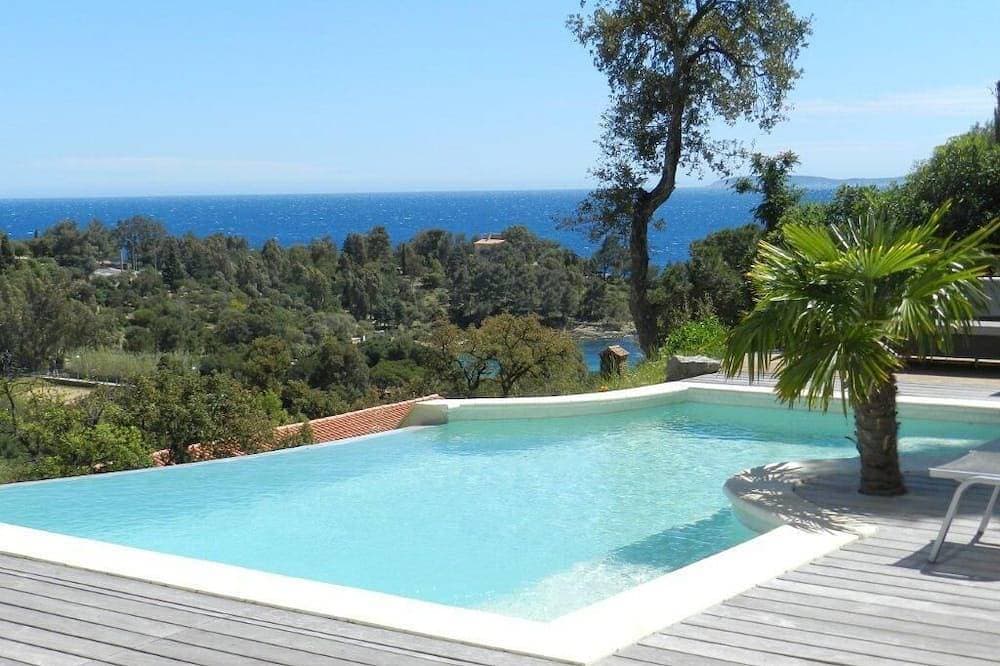 Beautiful villa, sea view, walking distance to the beach, heated infinity pool 1