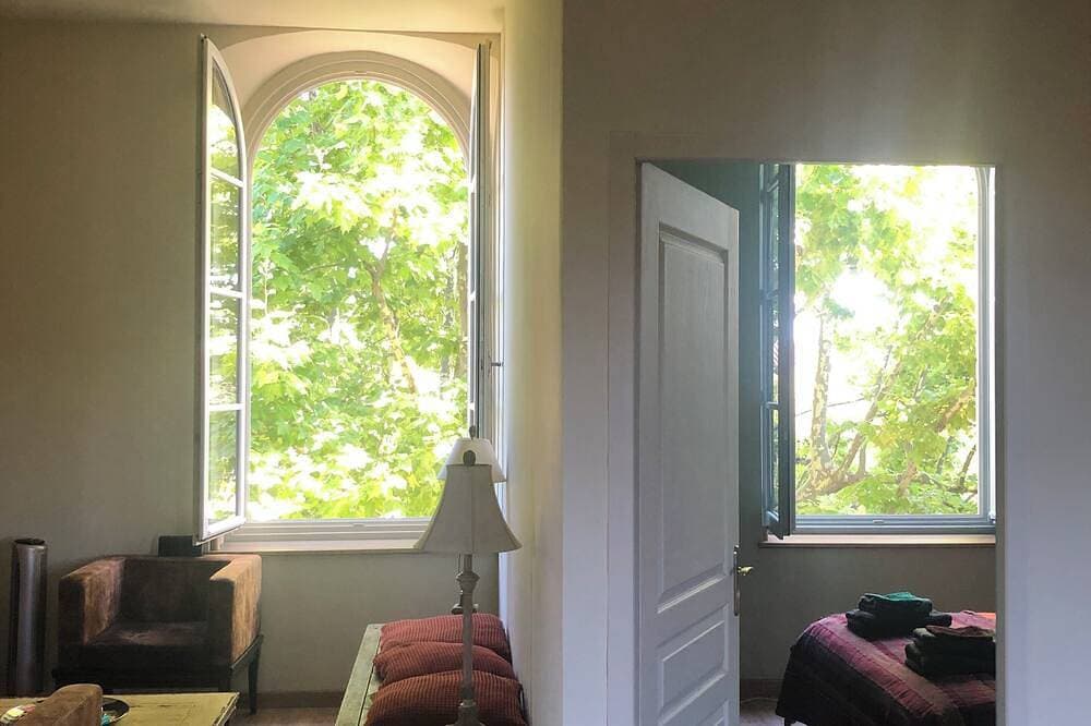 Foto 2 von 30: Magnificent apartment in 18th century Priory, with swimming pool and lush grounds