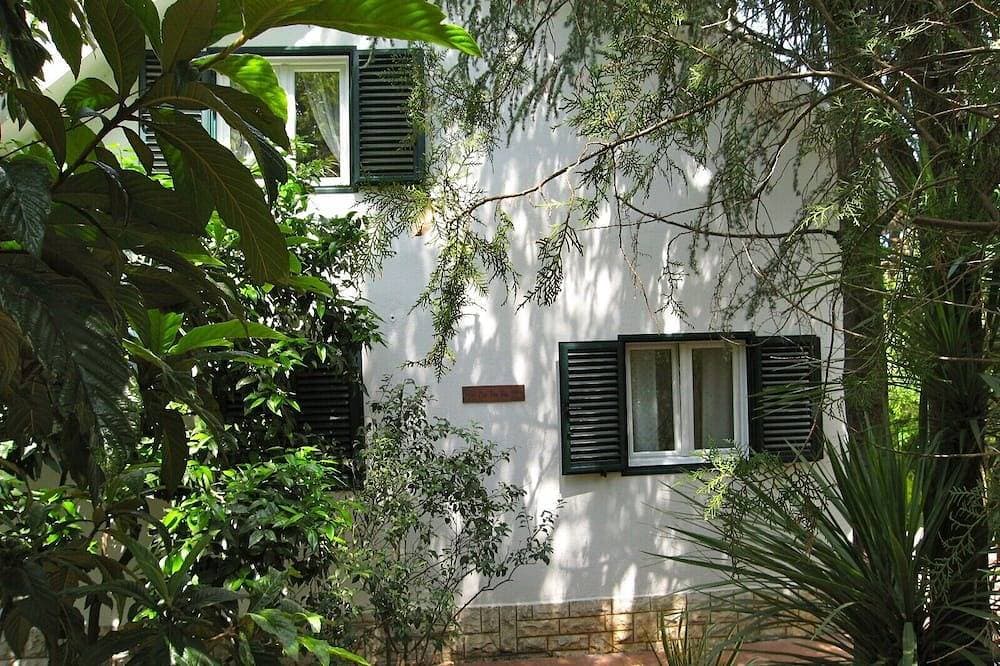 Foto 11 von 30: Luxu-Ferienhaus an der Küste mit privatem Anlegeplatz, Njivice, Montenegro