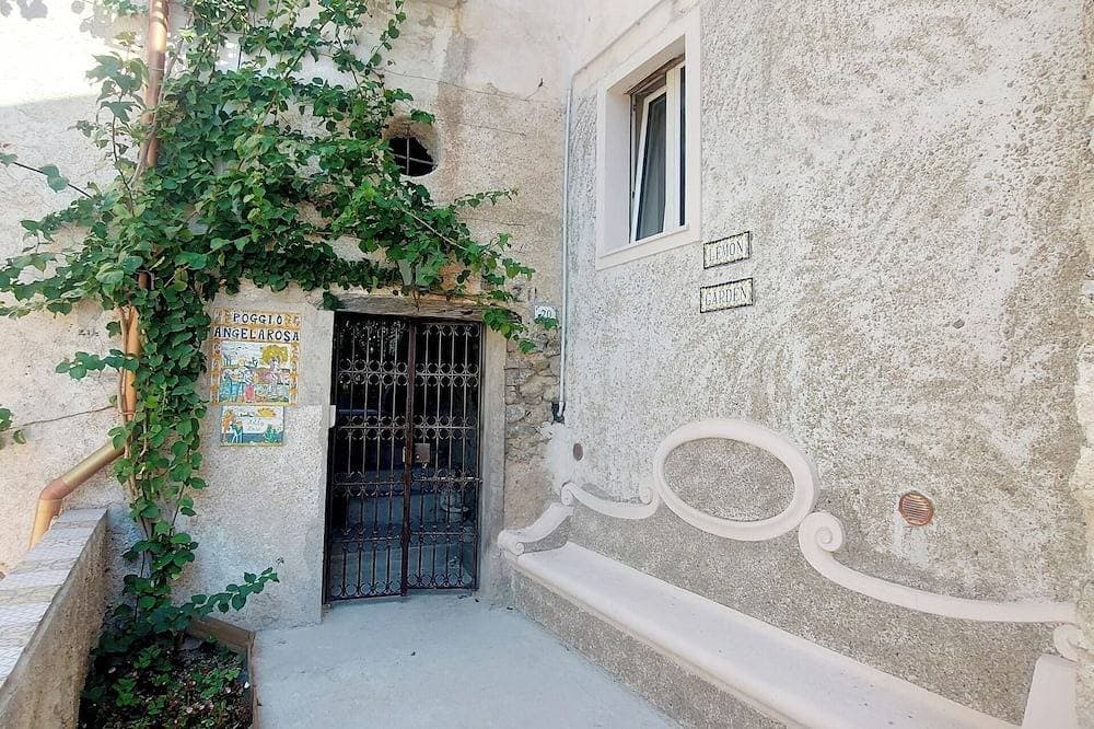 Foto 8 von 17: Luisella studio apartment: sleeping in a scenic lemon grove on the Amalfi Coast!