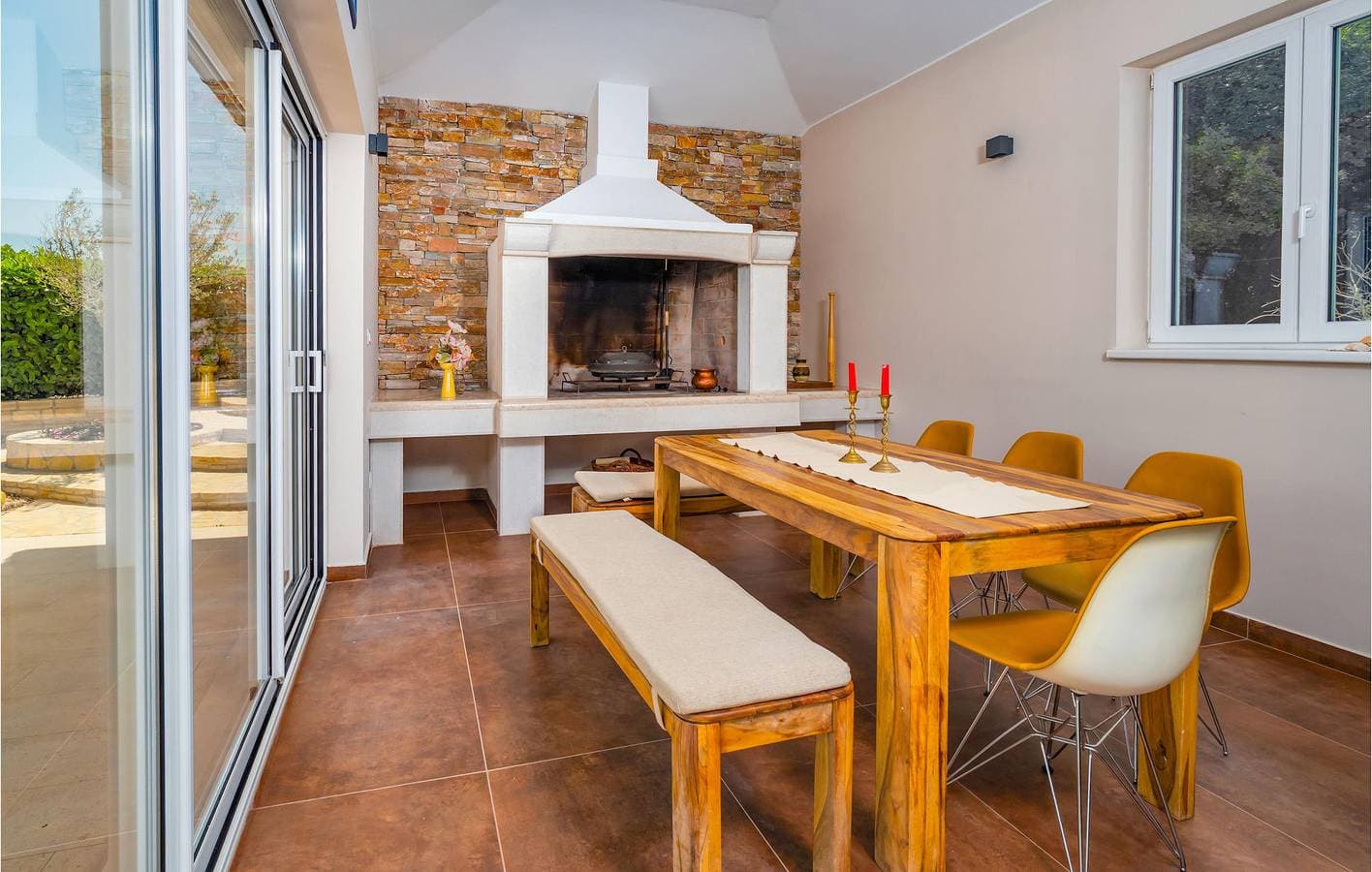 Foto 6 von 36: Gemütlich, 2 km von Raša entfernt: Stilvolles Apartment mit Pool und Terrasse