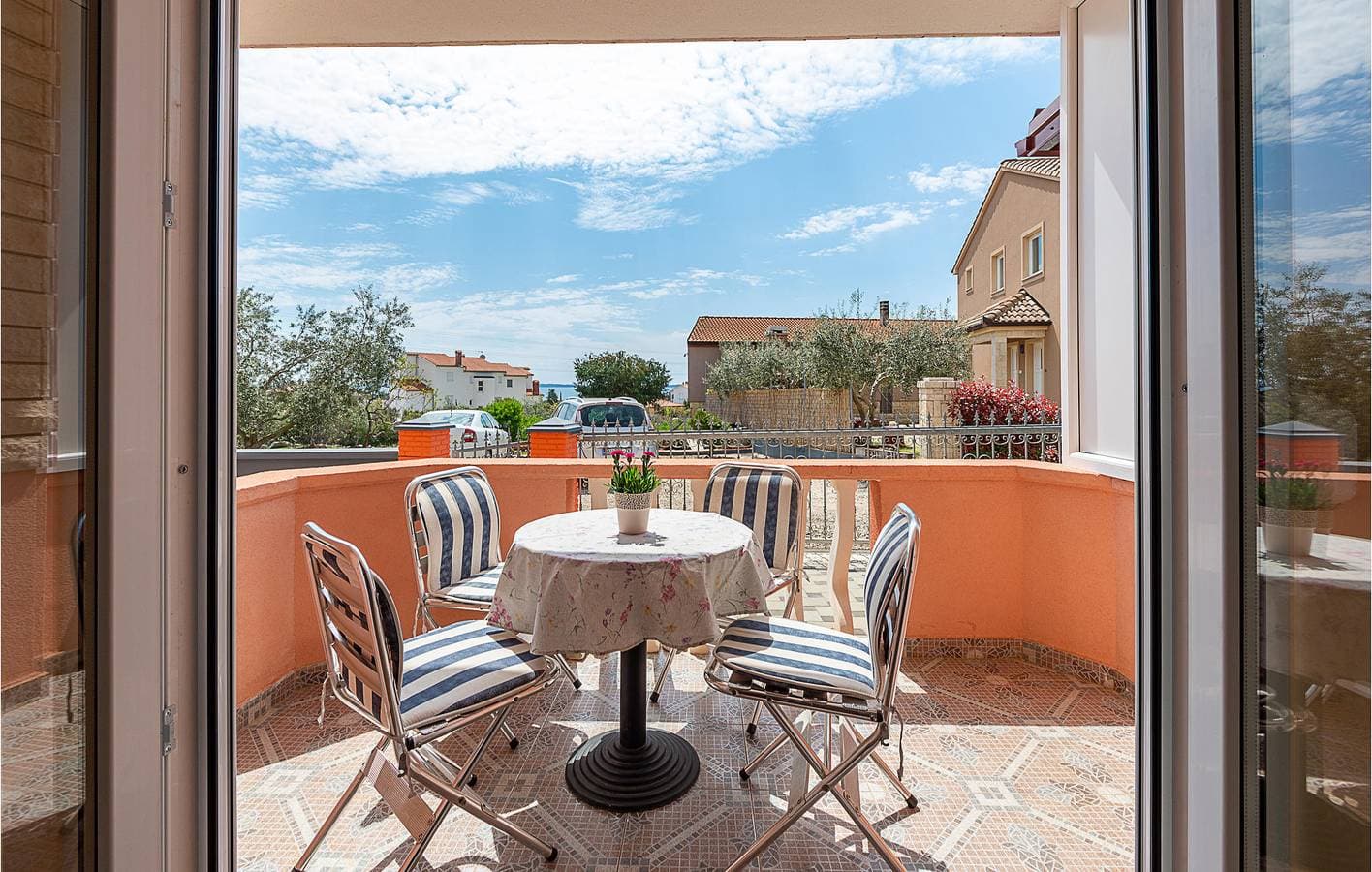 Foto 5 von 22: Gemütliche Ferienwohnung: WLAN, Klimaanlage und Terrasse in der Nähe des FKK-Strandes von Barbariga
