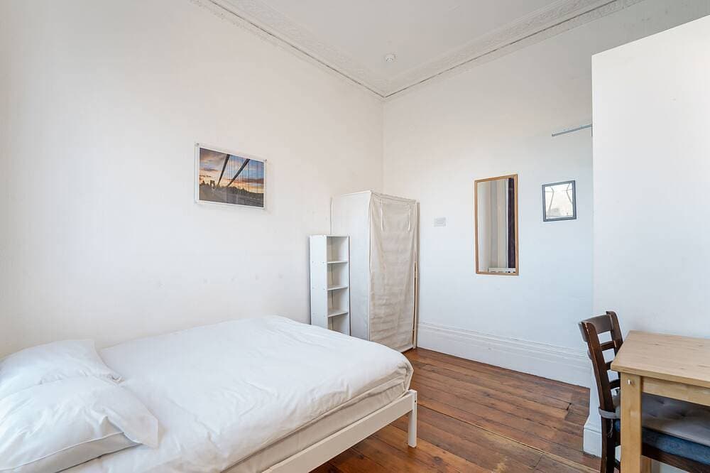 Foto 7 von 17: Budget-Studio-Gemeinsames Badezimmer