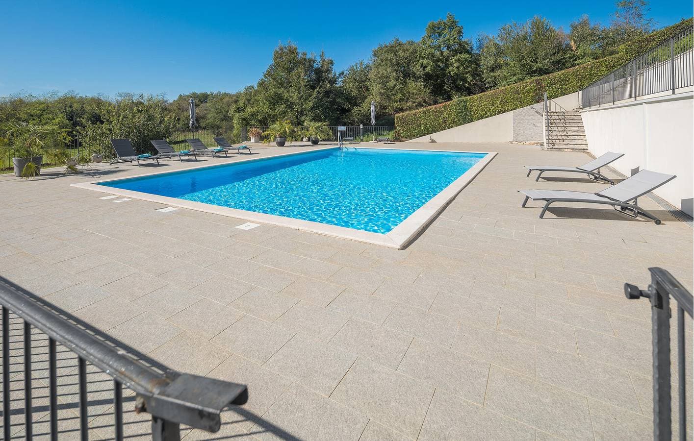 Foto 13 von 46: Gemütlich, 2 km von Buje entfernt: Pool, WLAN und Parkplätze in einem geräumigen Apartment
