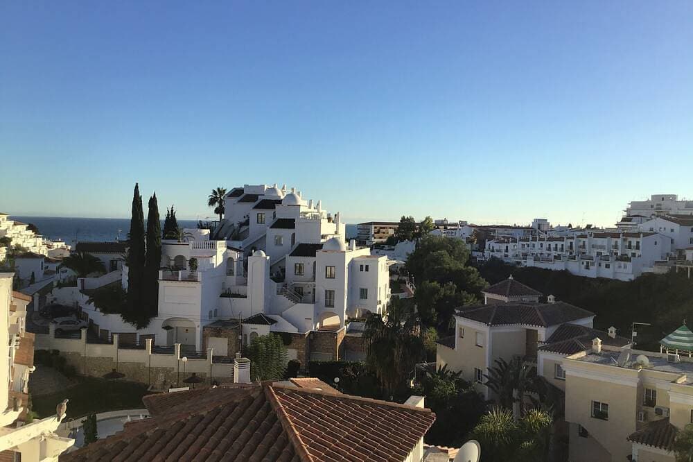 Beautifully appointed and recently refurbished, 2 bed penthouse apartment. 1