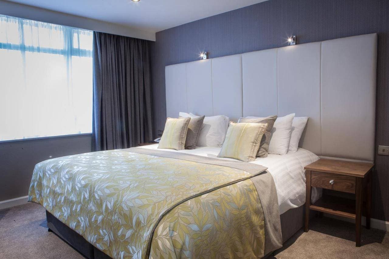 Four Seasons Hotel & Leisure Club 1