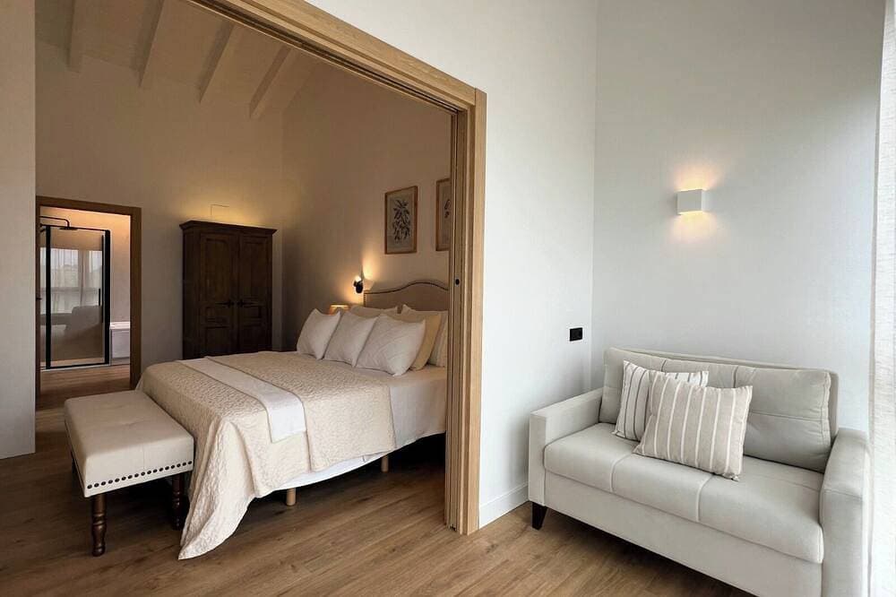 Foto 3 von 15: Top category rural house in Asturias - Garden, fireplace and relax.