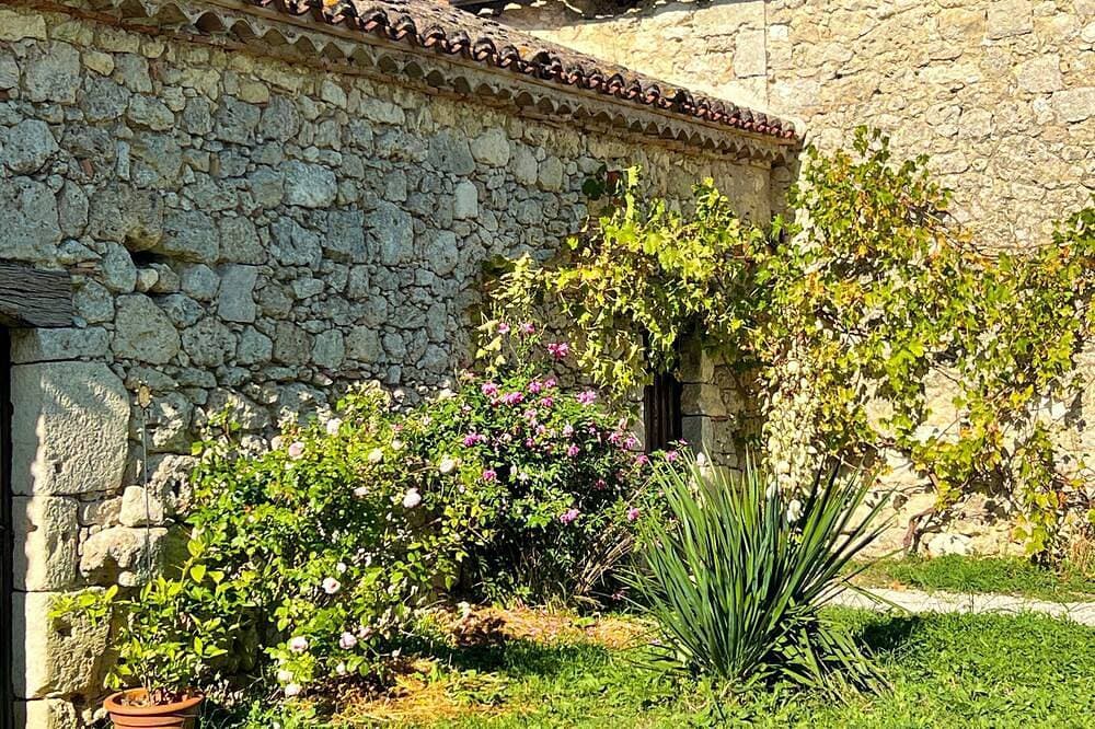 Foto 8 von 22: Gemütliches, ruhiges Steinhaus mit Pool und privatem Garten