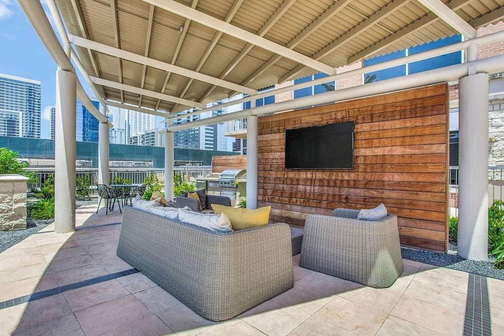 Foto 6 von 30: Sleek Downtown 1Br w/ Gym, W/D & Deck, walk to 6th St bars, by Blueground