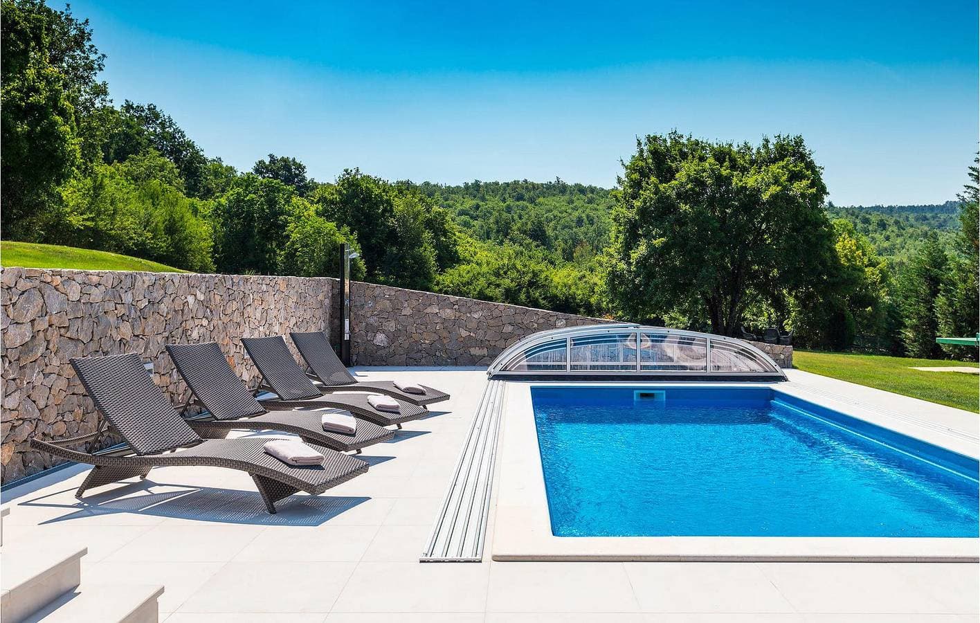 Foto 11 von 36: Geräumige 2-Zimmer-Wohnung mit Pool und Parkplatz in der Nähe des Stadtzentrums von Roč