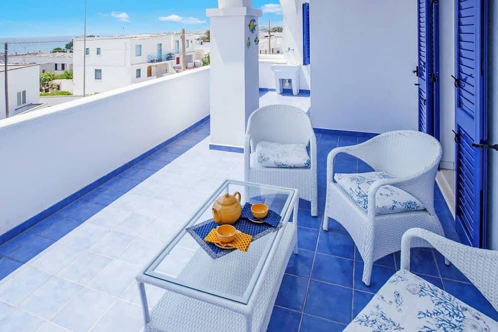Foto 11 von 21: Penthouse Azzurra Sea View Near Beach, Salve, Italy