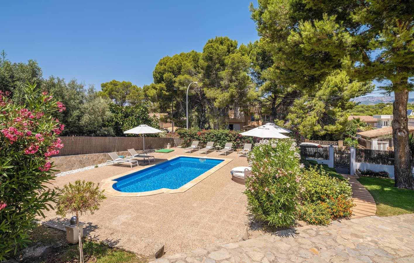 Foto 13 von 27: Sonniger Rückzugsort mit Pool- und Strandblick