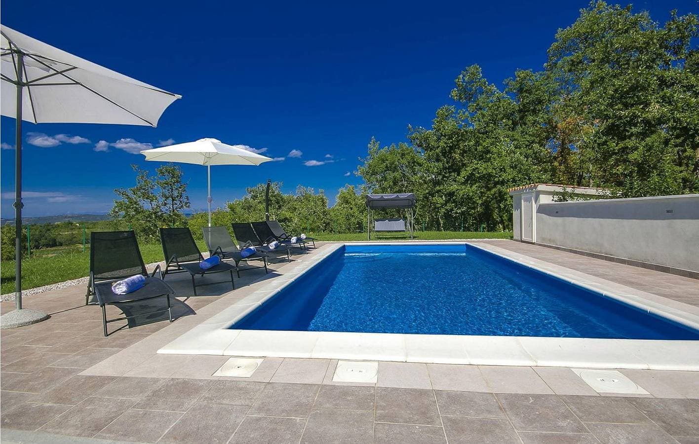 Foto 11 von 41: Modernes Apartment mit 2 Schlafzimmern, Pool und Terrasse – WLAN & Klimaanlage