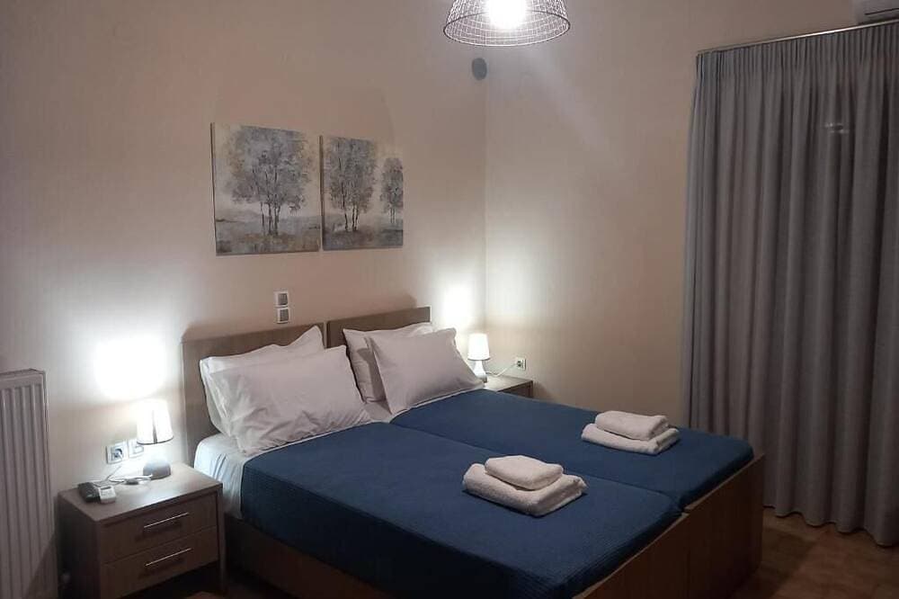 Foto 2 von 9: Elegant Accommodations: Giannis Villa in Skinés offers a spacious villa.