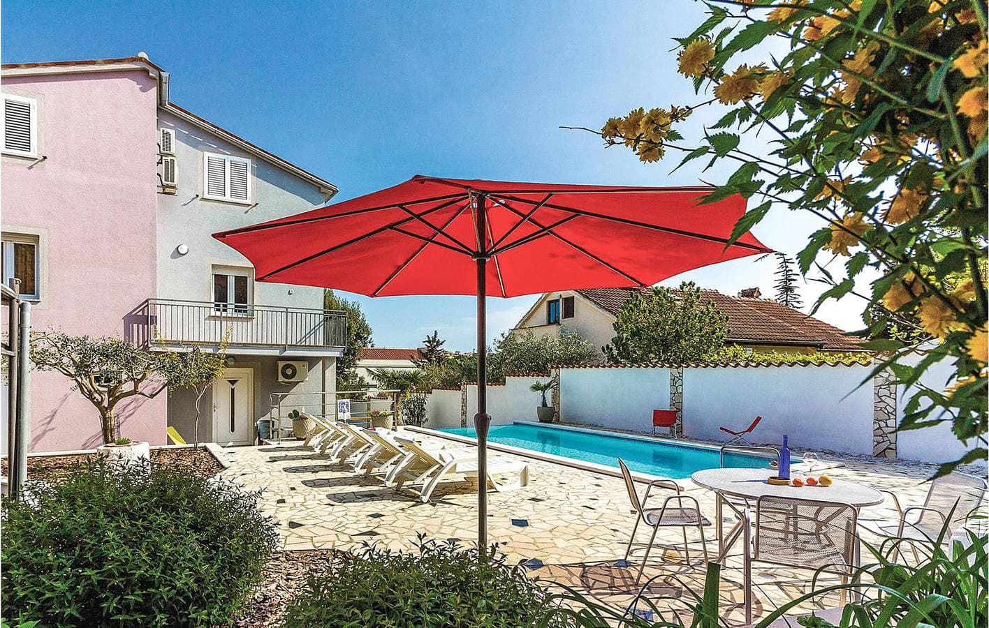 Foto 5 von 28: Gemütliche Ferienwohnung mit Pool, Terrasse und WLAN – nur 1 km vom Strand entfernt!