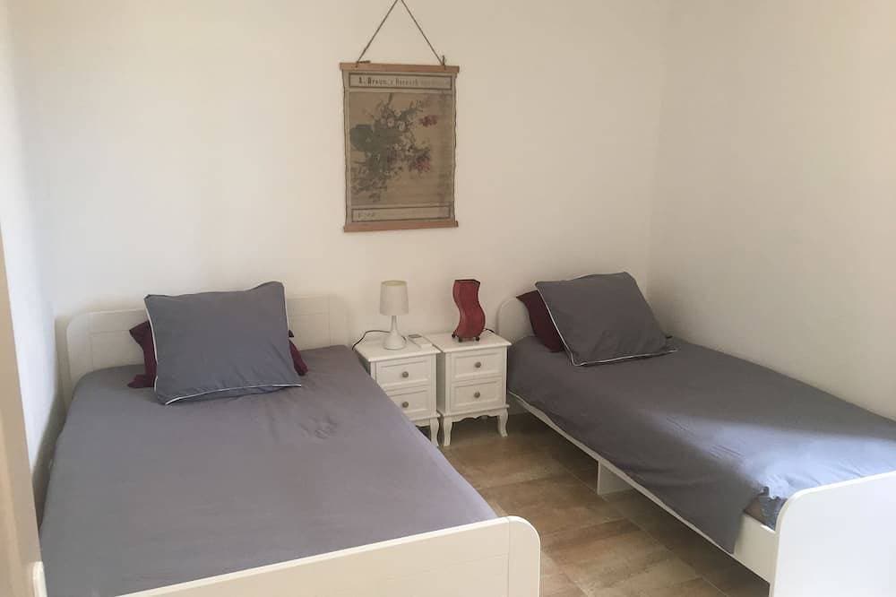 Foto 2 von 25: Steinerne Bastide mit Garten in der Mitte des Dorfes und neben dem Fluss