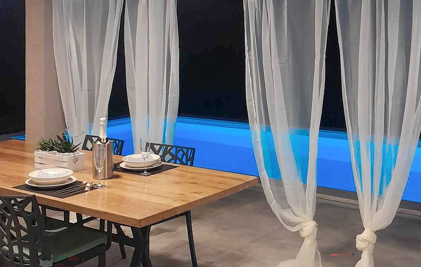 Foto 9 von 32: Geräumige 100 m² große Wohnung mit Pool, Terrasse, WLAN und Klimaanlage