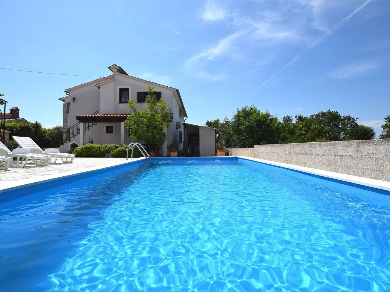 Foto 3 von 59: Charmante Villa mit Pool in Zbandaj