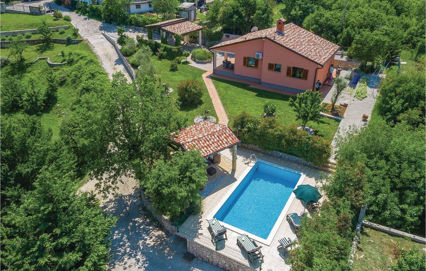 Foto 4 von 35: Geräumige 130 m² große Wohnung mit Pool, WLAN und Parkplatz in der Nähe von Sehenswürdigkeiten