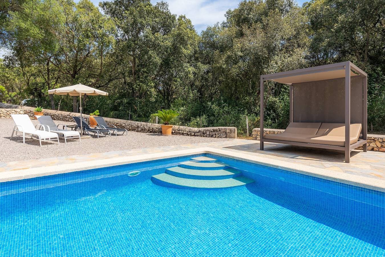 Foto 2 von 26: Finca Na Creu Vella mit Bergblick, Pool, WLAN, Klimaanlage, Terrassen und Garten