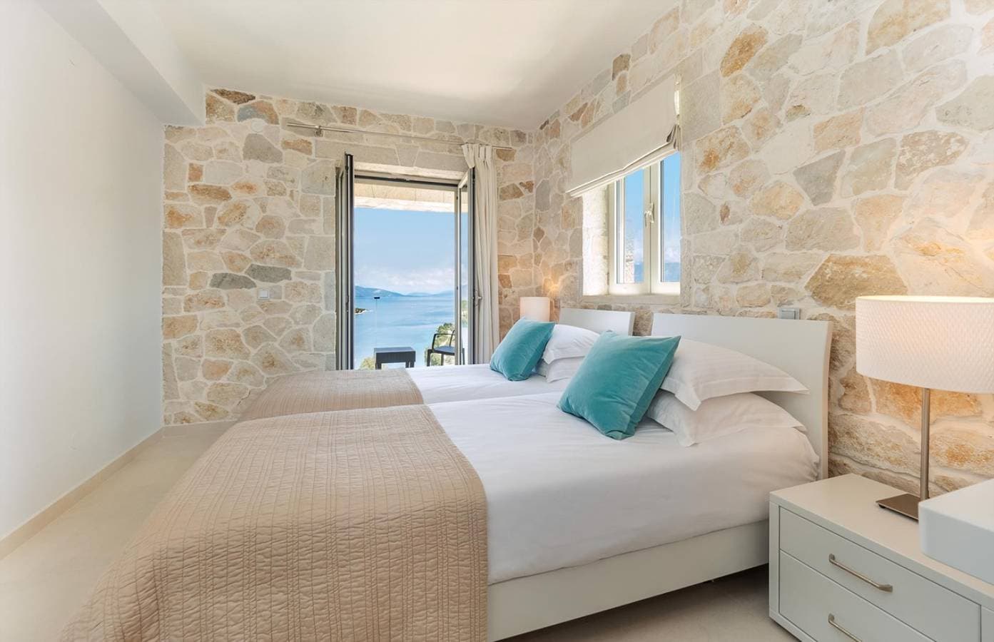 Foto 10 von 21: Stylish Contemporary Villa with Sea Views near Vathy Tavernas
