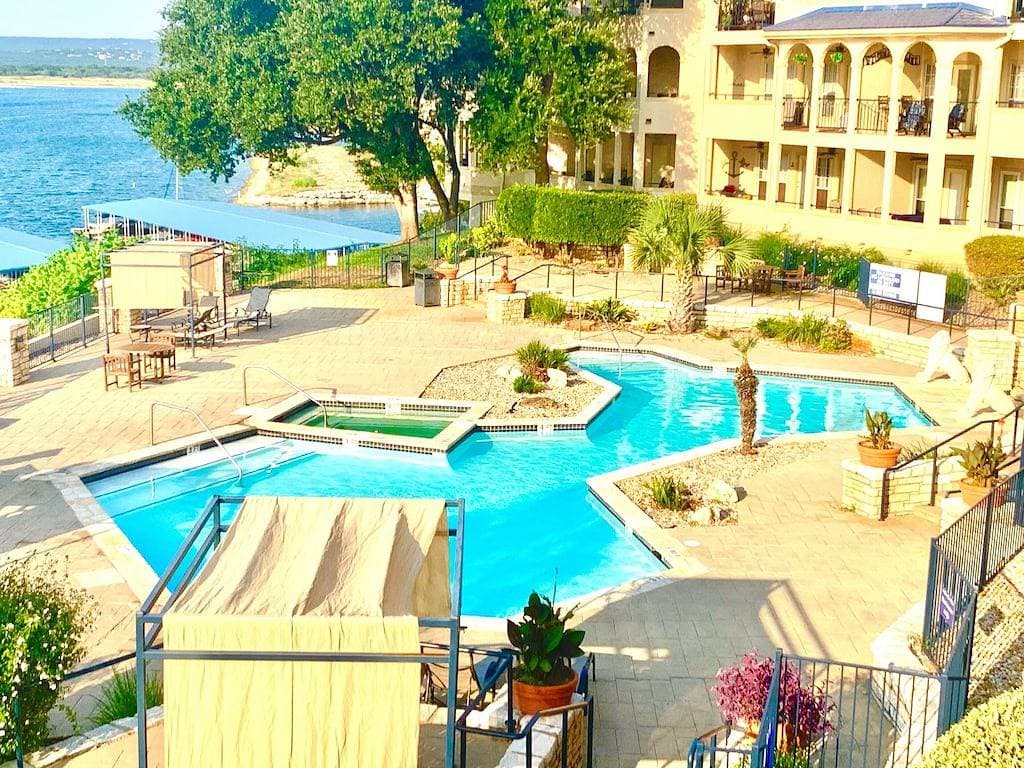 Foto 3 von 28: 180 degree Lake View From Private Villa on the  Island on Lake Travis!